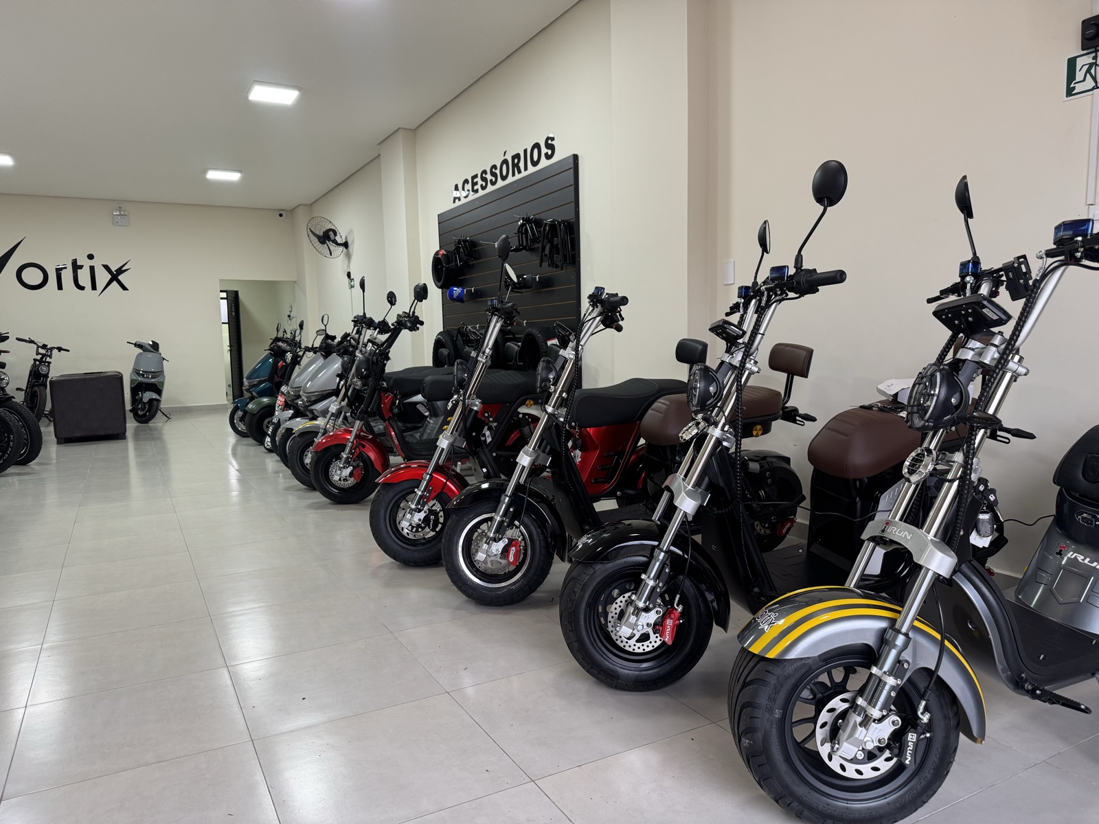 Showroom da Vortix com scooters elétricas enfileiradas