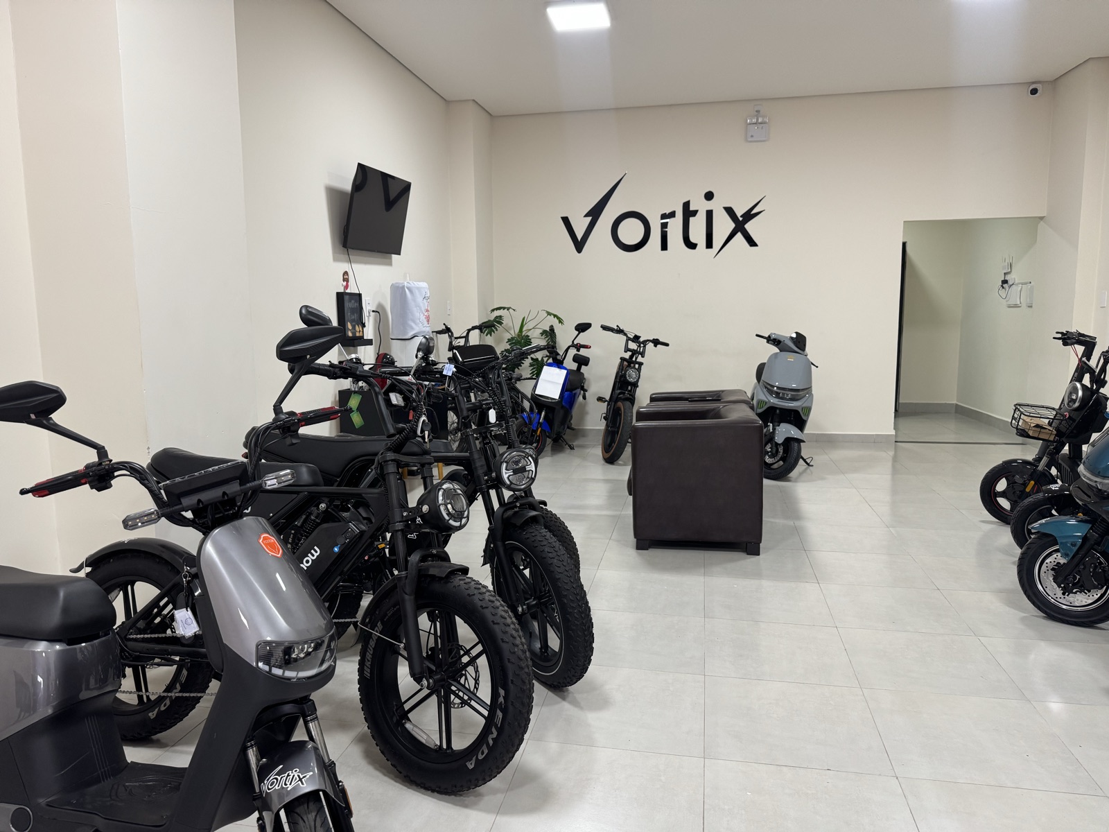 Showroom da Vortix com bikes e motos elétricas