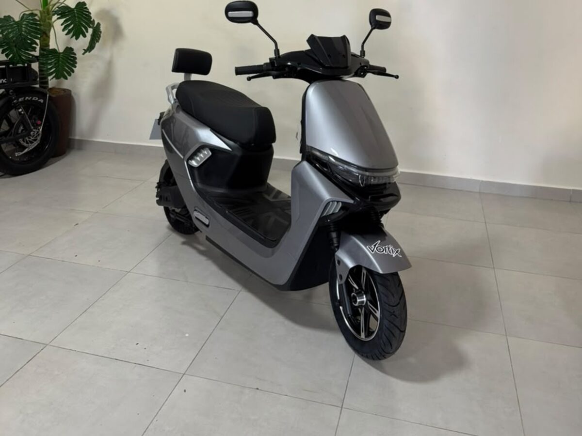 Scooter elétrica A4 prata na loja Vortix